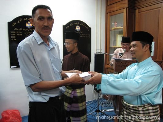 Penyampaian hadiah harijadi kakitangan MSNM